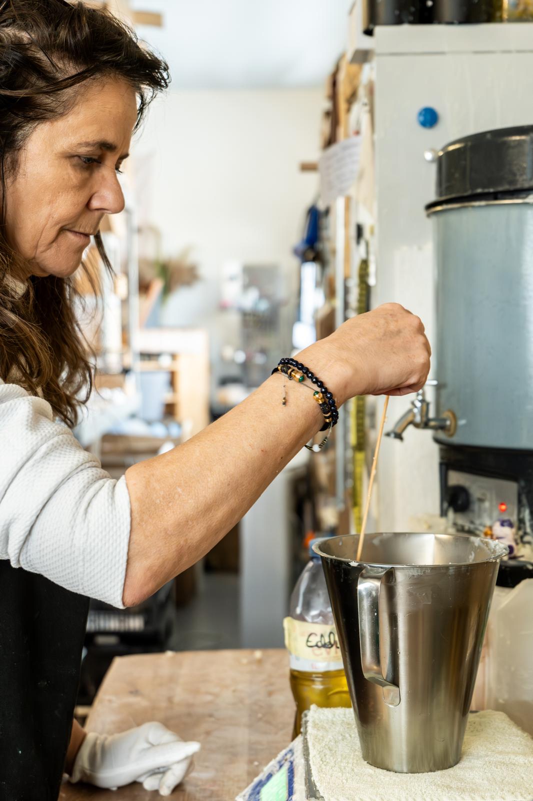Barbara préparant une création dans son atelier du Bry